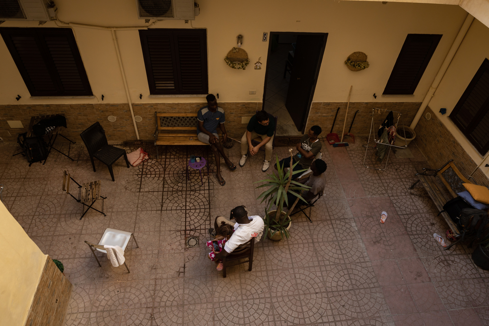 Vista del patio interior del edificio en Sicilia, Palermo, en donde viven parte de los migrantes evacuados de Libia.Yarin Trotta del Vecchio/MSF.