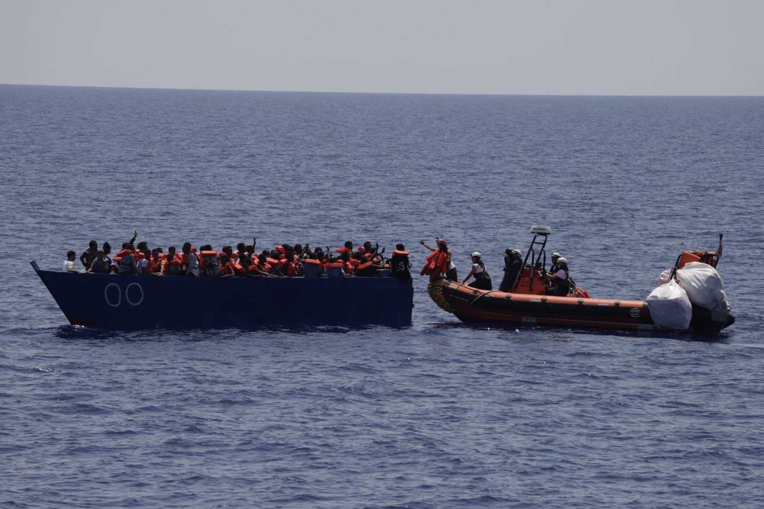 El 27 de julio, nuestro buque Geo Barents rescató a 100 personas, entre las que se incluían 44 menores, de un bote de madera a la deriva. Fue el octavo rescate que realizamos en 48 horas.Rahul Dhankani/MSF.