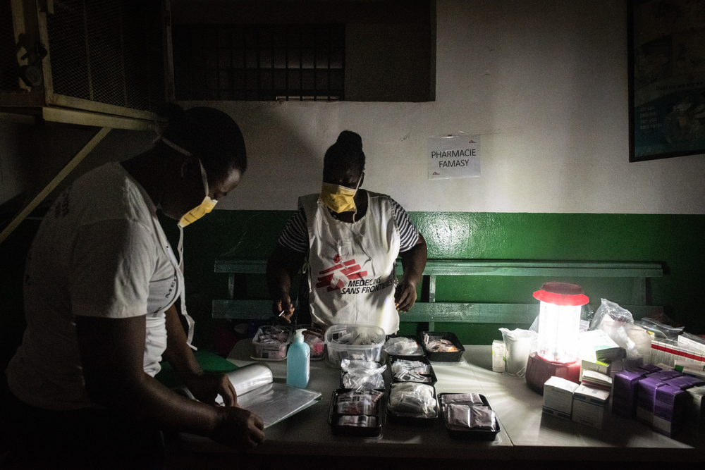 En algunas zonas de Puerto Príncipe, Haití, nuestros equipos deben trabajar desde sótanos y cuartos sin ventanas para evitar el riesgo de balas perdidas. Johnson Sabin.