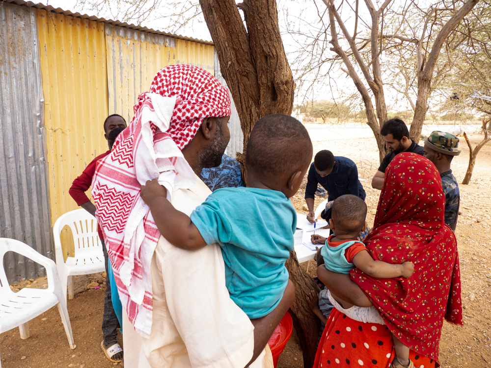 Un grupo de padres y madres aguardan para que sus hijos puedan ser vacunados contra el sarampión en Burao, Somalilandia.Mohamed Hussein (MOTO)/MSF.