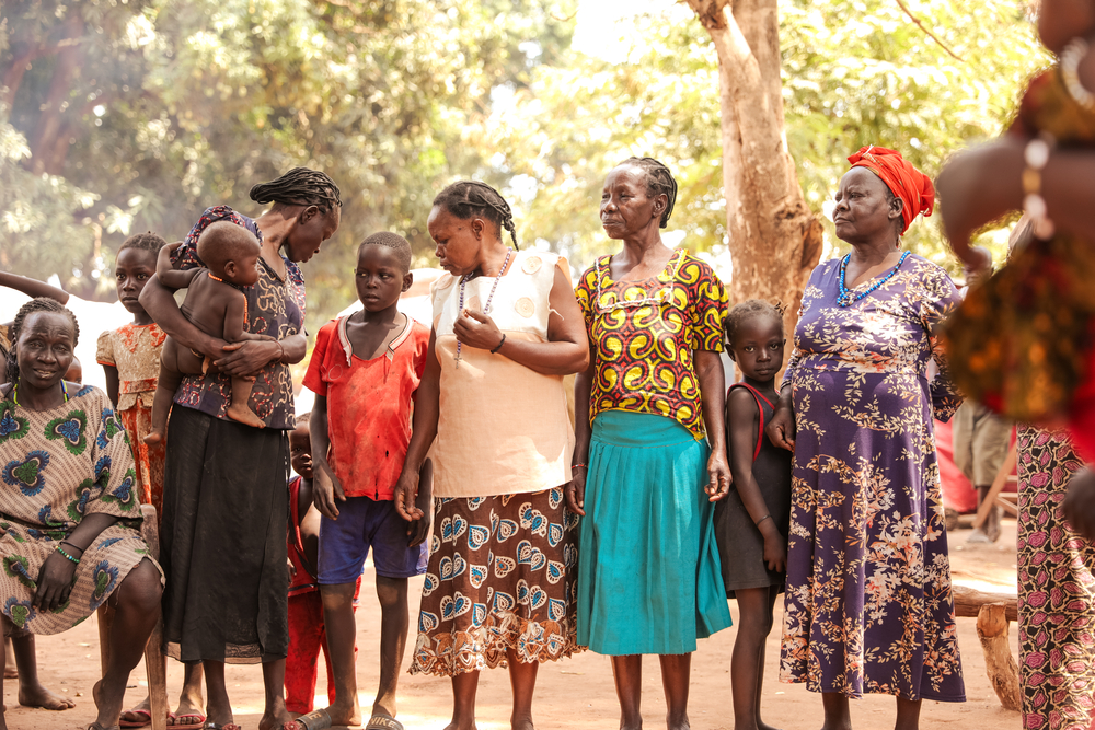 En una sesión grupal  de salud mental para mujeres desplazadas internamente, las mujeres cantan y danzan y encuentran alegría a pesar de la violencia vivida y de la falta de certeza acerca de sus futuro.Scott Hamilton/MSF.