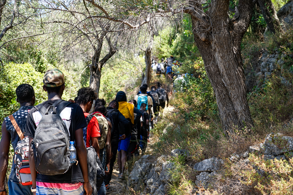 Personas migrantes recién arribadas a Samos, Grecia, atraviesan un camino rocoso en la isla.MSF/Alice Gotheron.