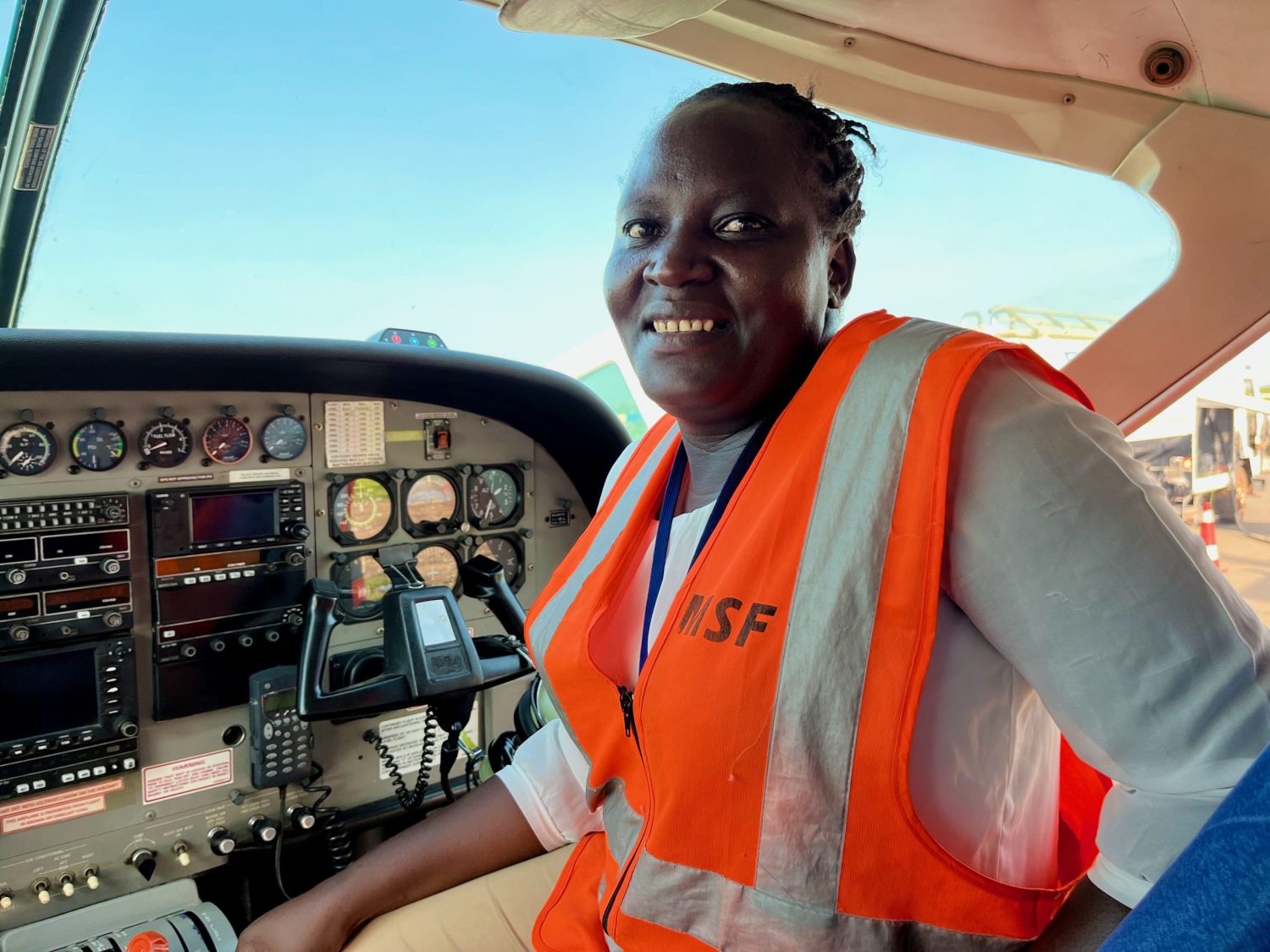 Stella Mwikali, coordinadora de vuelo adjunta de nuestra organización, en el aeropuerto de Juba, Sudán del Sur.Verity Kowal/MSF.