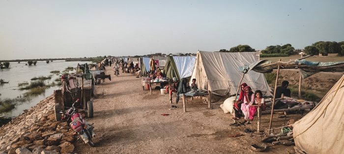 Las personas afectadas por las inundaciones se refugian en tiendas de campaña en el dique de protección contra inundaciones en la aldea de Johi, distrito de Dadu en la provincia de Sindh.MSF.