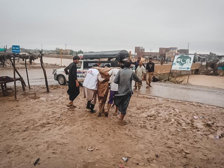 Personas afectadas por las inundaciones en Pakistán