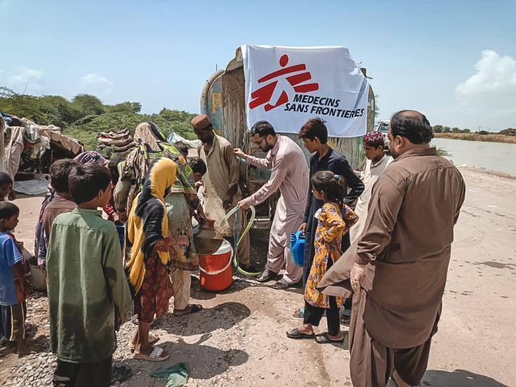 Equipos de MSF brindando agua potable a desplazados internos por las inundaciones en Pakistán