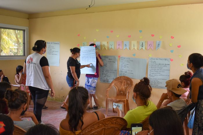 Imagen de archivo del 2 de agosto de 2022: nuestros equipos brindando una charla sobre salud sexual y reproductiva en Choloma, Honduras.MSF/Laura Aceituno.