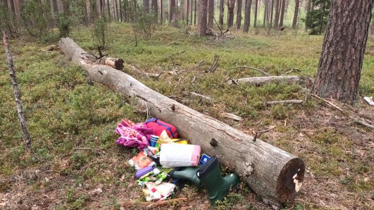 Abrigo y objetos abandonados por personas migrantes en movimiento en la frontera entre Lituania y Bielorrusia