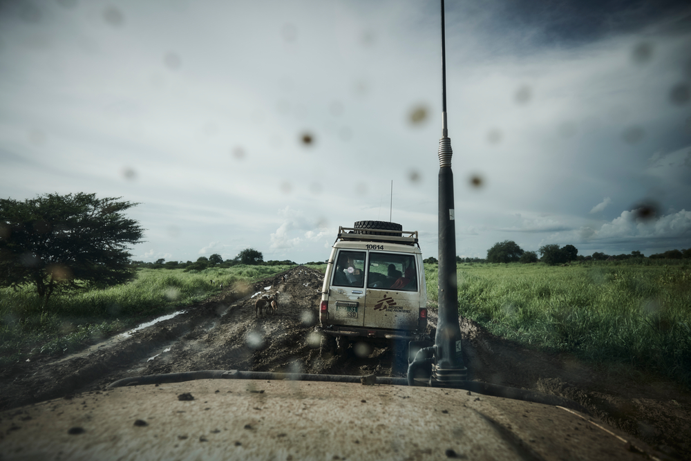 Nuestro vehículo en la ruta de Agok a Abyei, Sudán del Sur. Adentro del móvil se encuentran Hoth Kuol Juol, de siete años, y su madre. Hoth tiene severas quemaduras.Christina Simons.