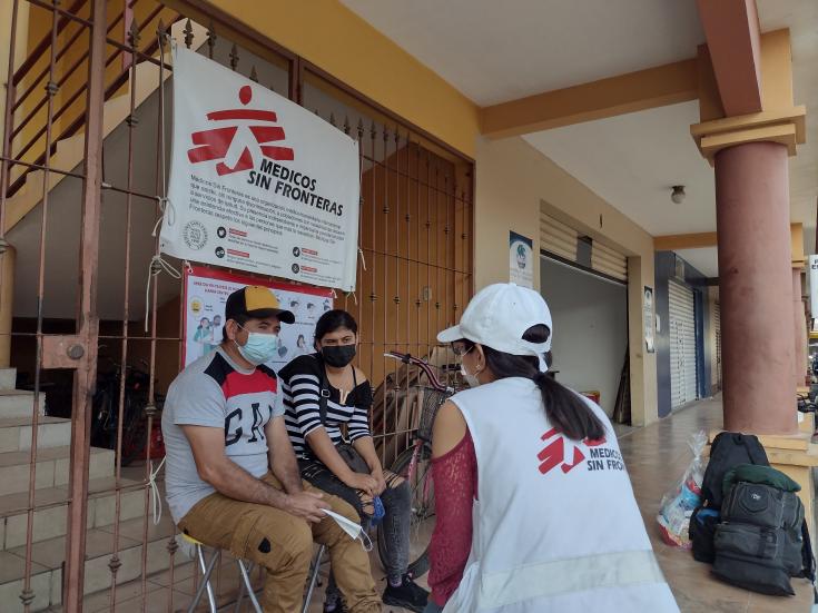 Consulta de salud mental de doctora de MSF a personas migrantes en Guatemala