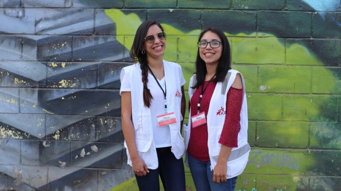 Cindy Morales y Pamela Ruiz son las dos psicólogas de nuestro equipo en Tecún Umán, Guatemala. Cada día, en los breves momentos en que las personas migrantes hacen un alto en su camino y asisten a nuestros puntos de atención, escuchan historias de violencia, de pérdida y de sufrimiento. Pero también les cuentan sobre las luchas, los sueños y las expectativas que las alientan para seguir en movimiento.Esteban Montaño/MSF.