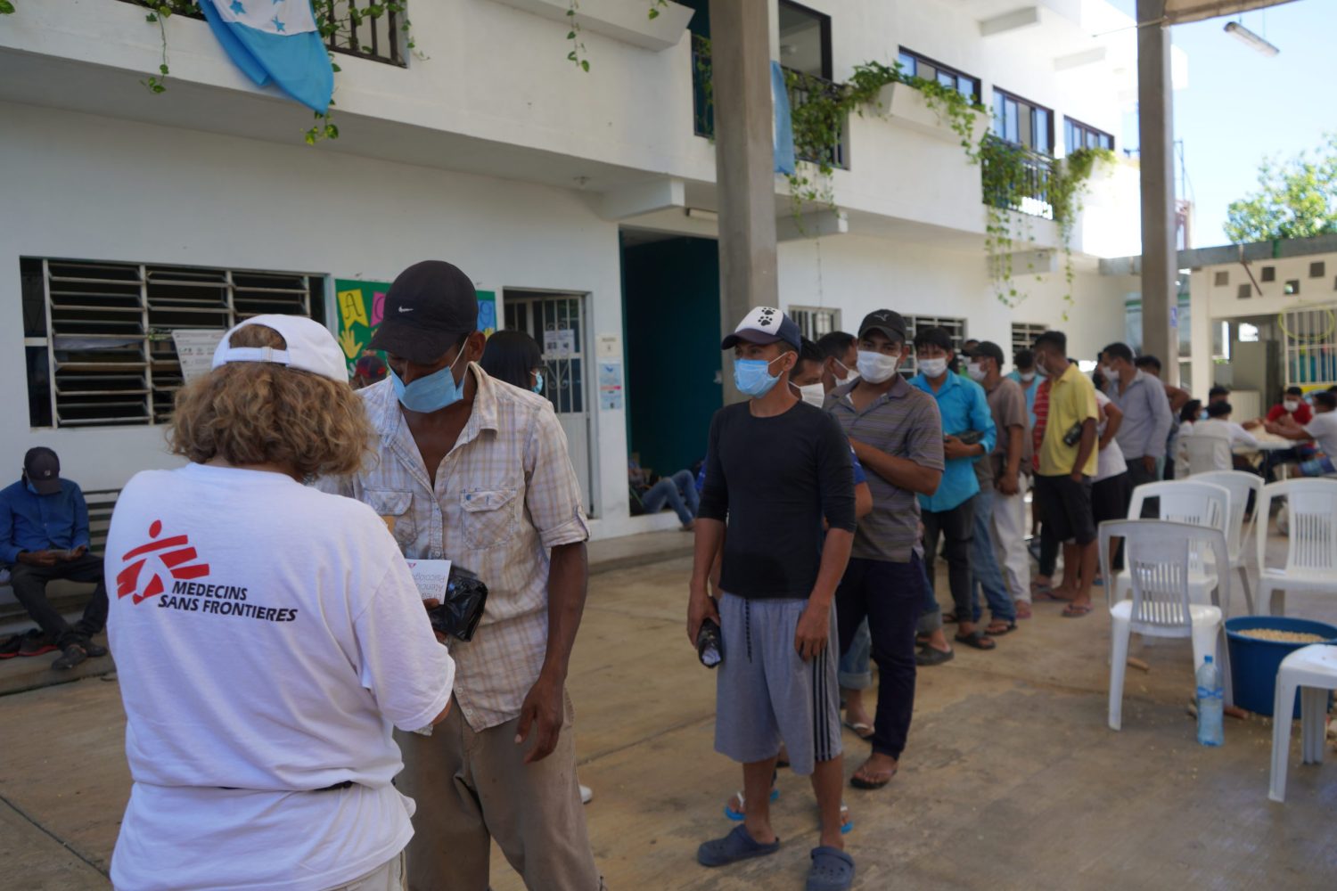 Desde febrero de 2022, un equipo móvil de nuestra organización comenzó a brindar atención médica, de salud mental, servicios sociales y promoción de la salud en el municipio de Palenque, Chiapas, una pequeña comunidad anclada en la selva maya del sureste de México, donde las bandas criminales y los operativos policiales tienen en su punto de mira a la comunidad migrante.Yesika Ocampo/MSF.