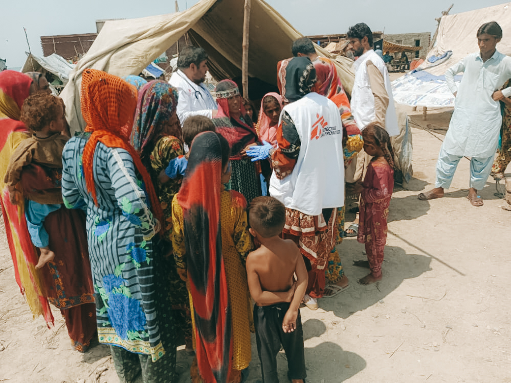 Un promotor de salud de nuestra organización brinda una sesión de salud materno-infantil en un campo de desplazados internos de la administración/distrito de Dera Murad Jamali, Pakistán.MSF.