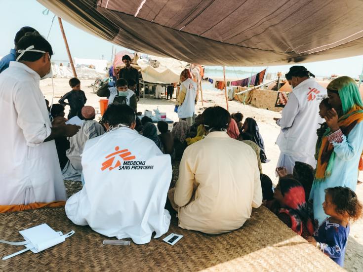 Nuestros equipos médicos atendiendo a personas afectadas por las inundaciones en Dera Murad Jamali, al este de Balochistan, Pakistán.