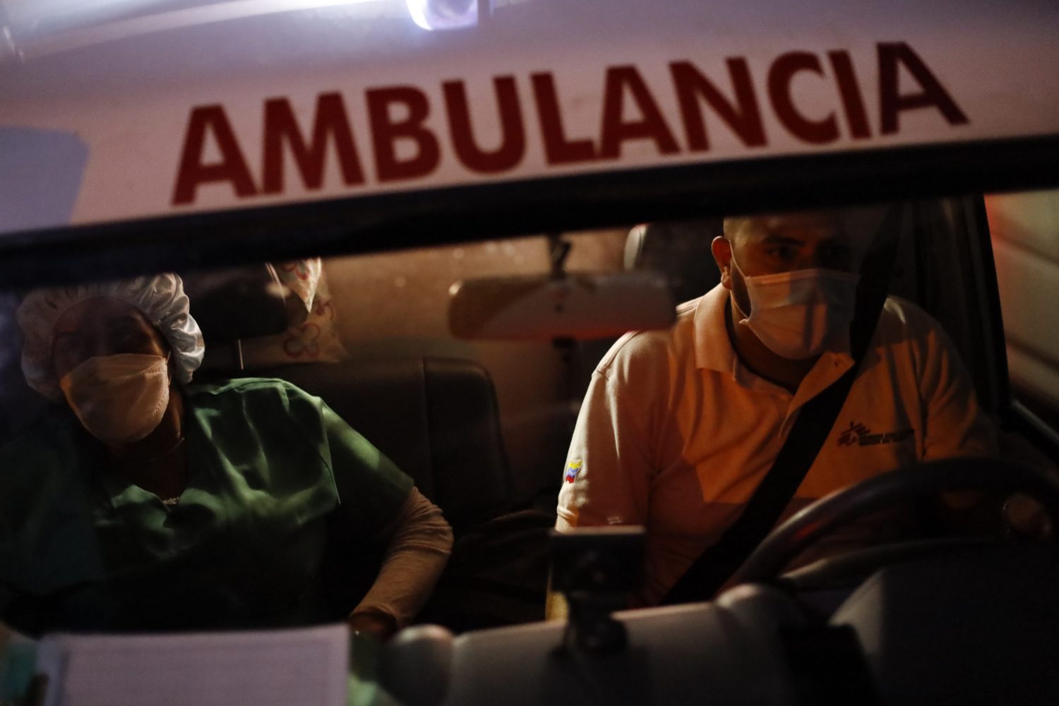 Iraima Avilés, enfermera, y Keivis Varela, conductor de nuestra ambulancia, inician un nuevo trasladado de paciente desde el Hospital José Gregorio Hernández de Tumeremo, al sureste de Venezuela.Jesús Vargas.