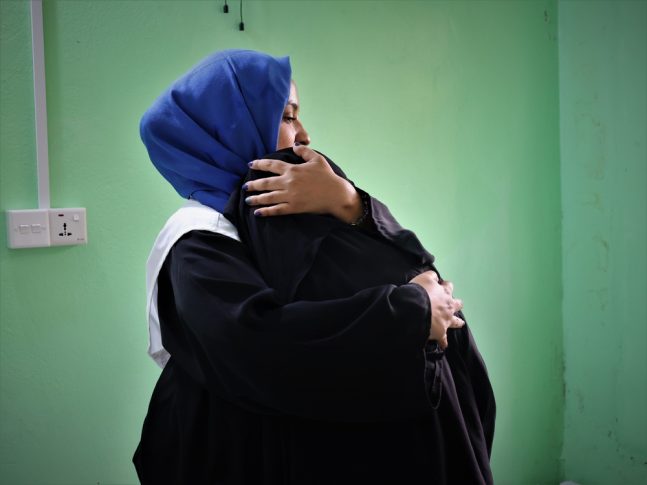 Aura Ramírez, coordinadora de actividades de salud mental en Yemen, junto a la paciente Sanaa.Jinane Saad/MSF.