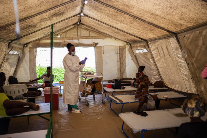 Nuestra respuesta de emergencia ante el brote de cólera en octubre de este año en Hatí: una enfermera de nuestra organización se prepara para inyectar líquidos de hidratación a pacientes.Alexandre Marcou/MSF.