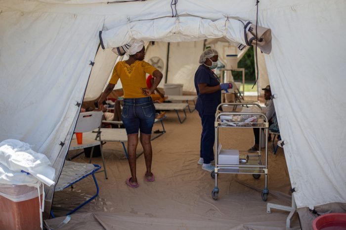 Imagen de archivo del 3 de octubre de 2022: una enfermera de nuestra organización se asegura de que los pacientes de la tienda en nuestro centro de tratamiento contra el cólera reciban un tratamiento de rehidratación para prevenir la diarrea y los vómitos graves. Puerto Príncipe, Haití.Alexandre Marcou/MSF.