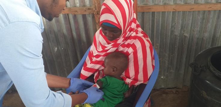 Enfermero de MSF realiza análisis nutricional a niño en Baidoa, Somalia