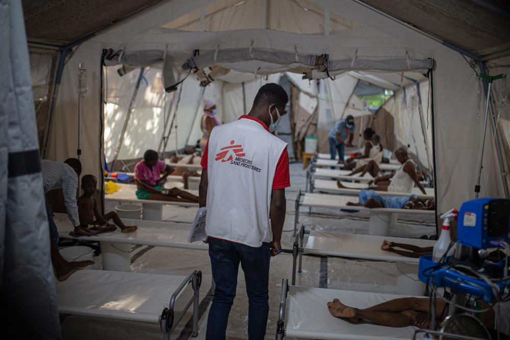 Un promotor de salud de nuestra organización verifica las condiciones de salud de pacientes afectados por el cólera en el Centro de Tratamiento del Cólera en Turgeau, Haití.Alexandre Marcou.