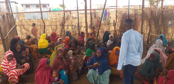 Un trabajador de salud comunitaria brinda una charla de promoción de la salud a la comunidad en el campo para personas desplazadas internamente de Elbet, Baidoa.MSF/Suleiman Hassan.