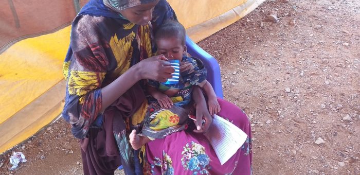 Una madre y su hijo visitan nuestro programa ambulatorio de alimentación terapeútica en el campo para personas desplazadas internamente de Shabellow, Baidoa, en Somalia.MSF/Suleiman Hassan.