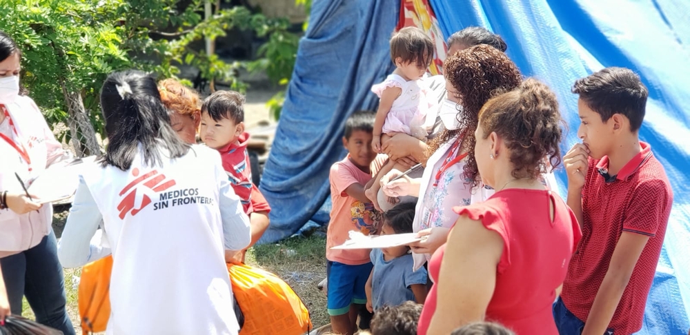 Nuestro equipo de educación comunitaria hizo entrega de kits de higiene como parte de la respuesta a la emergencia que estamos brindando en Choloma, Honduras, tras las inundaciones.MSF.