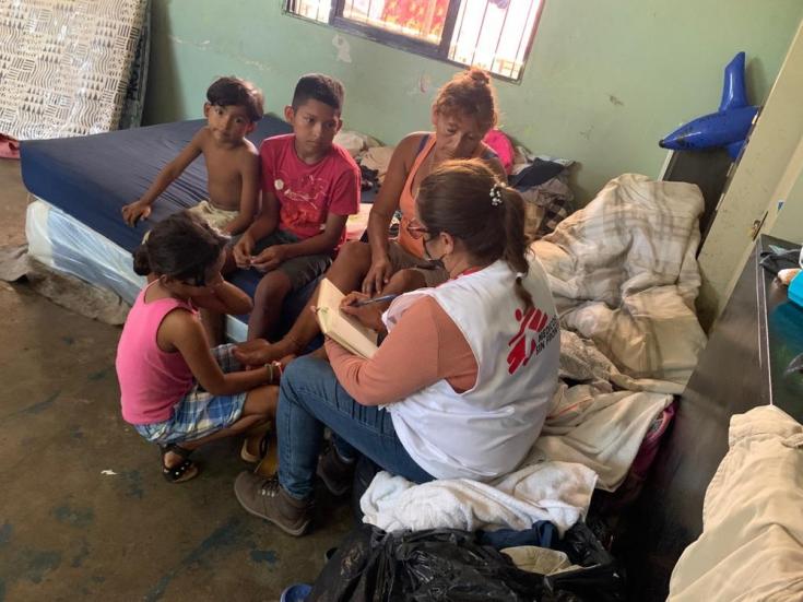 Familia afectada por las inundaciones en Cortés, Honduras
