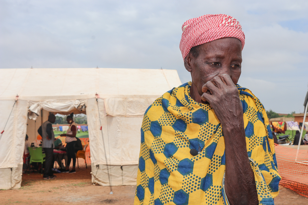 Mariam es una de nuestras pacientes desplazadas internamente en Kaya, Burkina Faso. "Cuando está lloviendo, tenemos que dormir debajo de una lona plástica con mis nietos, porque no tenemos refugios adecuados", nos cuenta.MSF/Mohamed El-Habib Cisse.