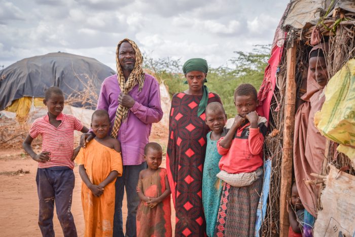 Borow Ali Khamis, de 50 años, frente al refugio improvisado en el que vive con su familia en el campo de refugiados de Dagahaley, Dadaab. Era agricultor y ganadero en Somalia, pero lo ha perdido todo debido a la larga sequía.MSF/Lucy Makori.