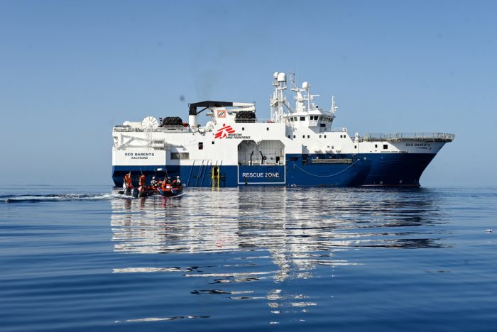 El lunes 27 de octubre, los equipos a bordo de nuestro buque Geo Barents rescataron a 66 personas de un buque de madera a la deriva, entre las que se incluían ocho menores y un bebé. Candida Lobes/MSF.