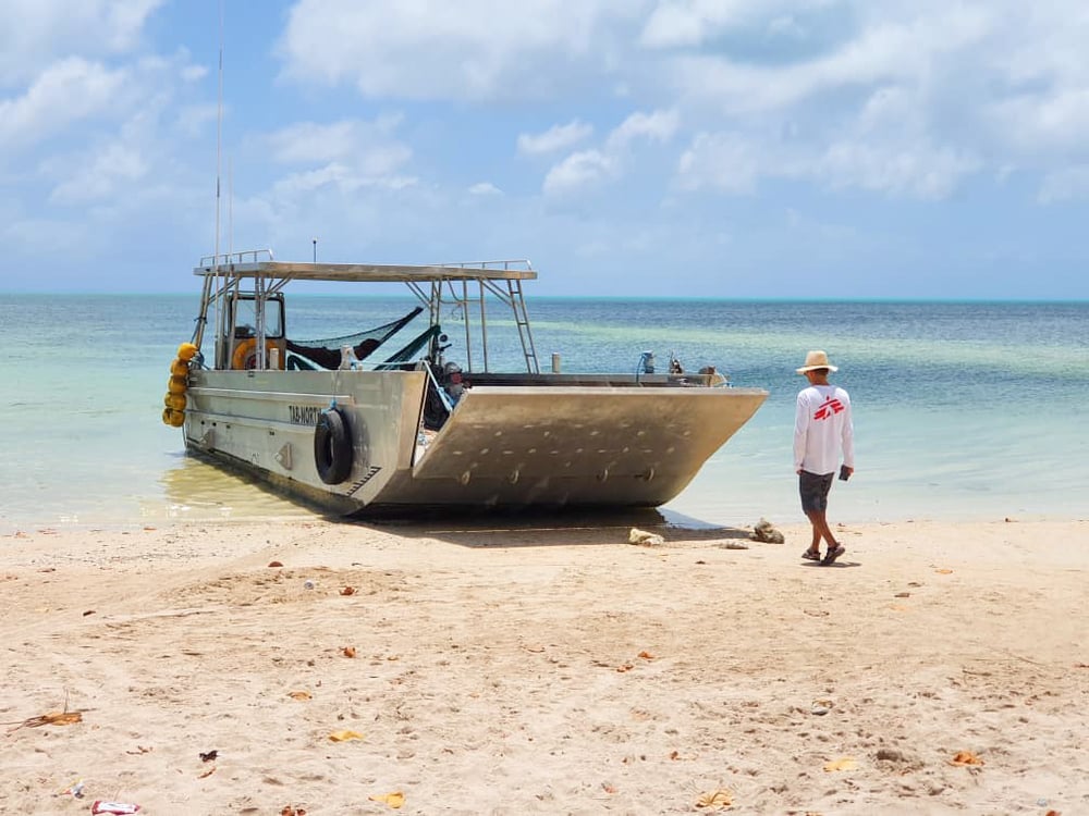 Thomas Hing, nuestro coordinador de logística, en Tab North, Kiribati.Thomas Hing, nuestro coordinador de logística, en Tab North, Kiribati.