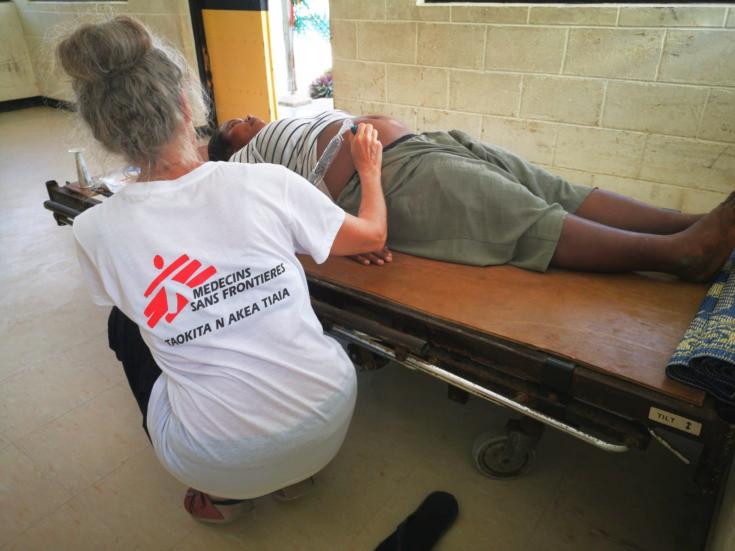 Médica de MSF examina a una paciente embarazada en el Hospital del Sur de Kiribati en Kiribati.
