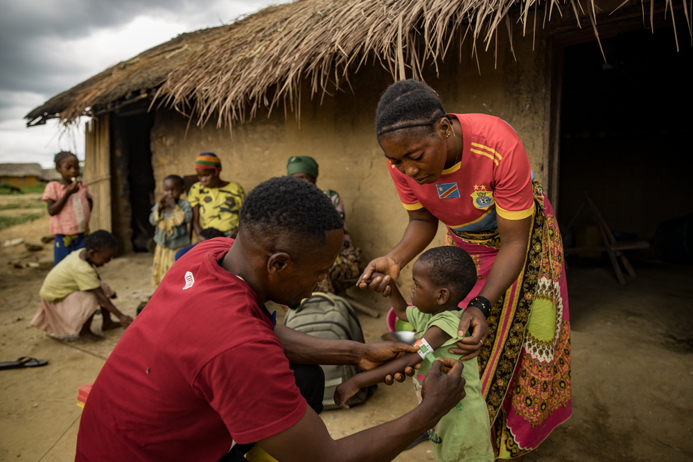 Todos los días, Muzaliwa Mutcha, uno de nuestros trabajadores de salud comunitarios de la aldea de Kimbala, visita por la mañana y por la tarde las casas donde sabe que hay enfermos. Recetar medicamentos y comprueba el estado de los pacientes previamente tratados. También aconseja a los padres sobre la dieta que deben seguir para evitar que el estado del niño empeore.Michel Lunanga/MSF.