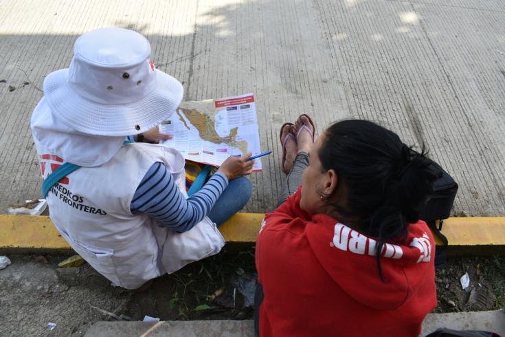 Promotora de salud de MSF explicando la ruta migratoria en la clínica móvil de Trujes, en la frontera entre Honduras y Guatemala