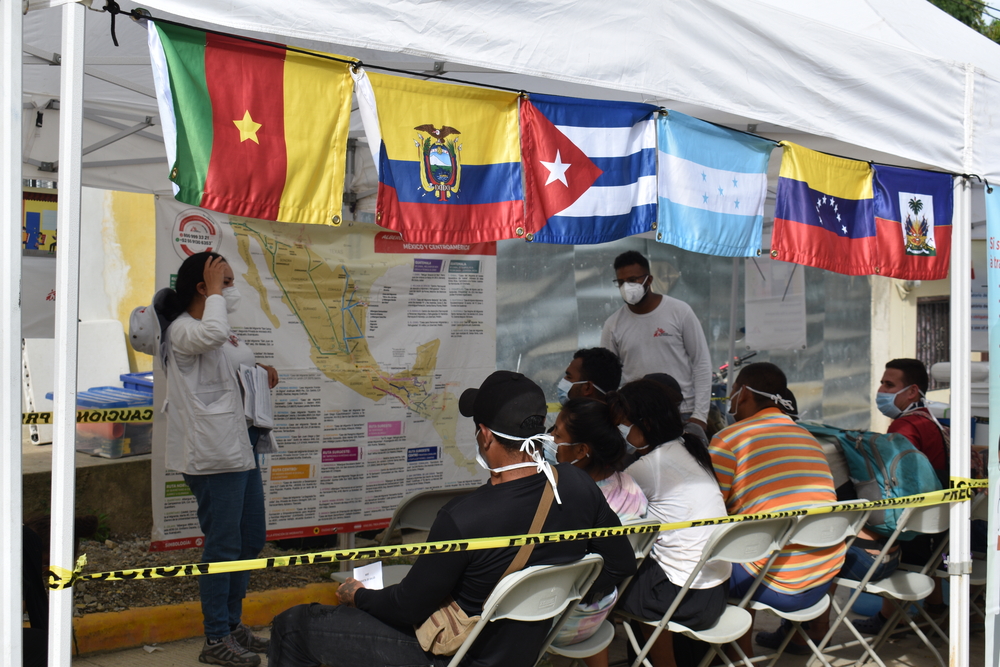 Una promotora de nuestras promotoras de salud explica el mapa de la ruta migratoria mientras las personas esperan recibir atención médica.MSF/Laura Aceituno.