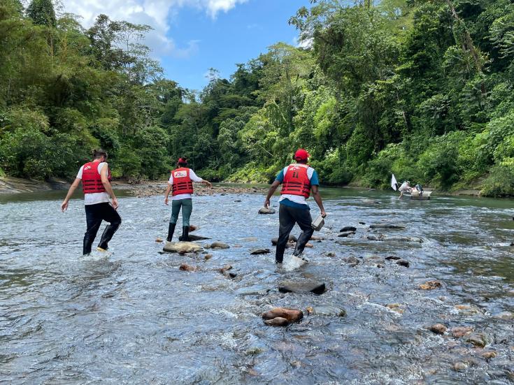 Equipos de Médicos Sin Fronteras en el río Baudó