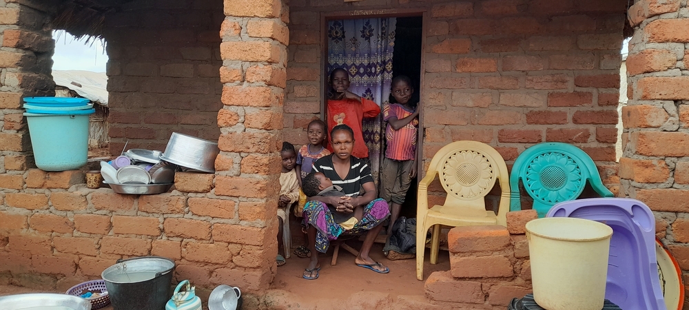 Diane y sus 5 hijos posan orgullosos delante de su casa, hecha por ellos mismos con ladrillos de barro, dentro del campo para personas desplazadas internamente de Pk3, en Bria, República Centroafricana.
La familia huyó de la violencia en 2016.Laora Vigourt/MSF.