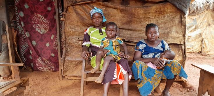 Madres e hijos en un campo para personas desplazadas internamente en Bría, República Centroafricana