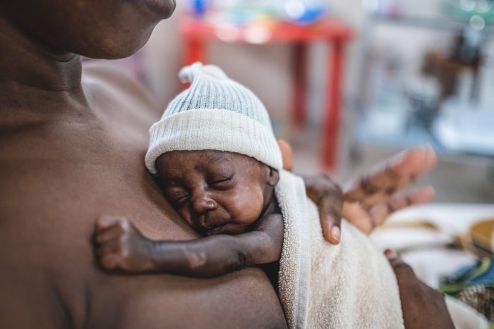 Archange nació prematuramente a las 28 semanas y permaneció en cuidados intensivos durante 45 días en el Centro Hospitalario Comunitario, Bangui, en República Centroafricana. Nuestra organización apoya el servicio de neonatología de este hospital. Barbara Debout.