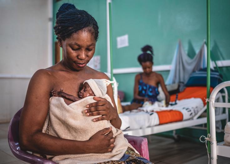 Bebé con su madre en servicio neonatal de Médicos Sin Fronteras en Bangui, República Centroafricana
