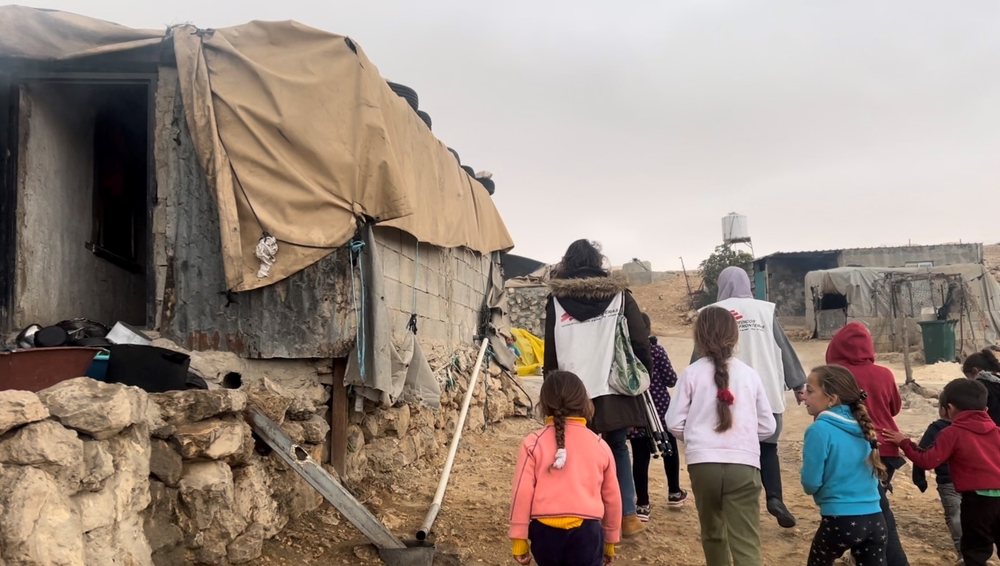 Las autoridades israelíes han ejercido una presión extraordinaria sobre los residentes de Masafer Yatta para que abandonen la zona. Además de demoler sus casas, han instalado puestos de control, confiscado sus vehículos e impuesto toques de queda y otras restricciones de circulación. Estas medidas, que se han intensificado en los últimos meses, han afectado gravemente a la libertad de movimientos de los residentes, a su salud mental y a su capacidad para acceder a servicios básicos, incluida la atención médica.Salam Khatib/MSF.