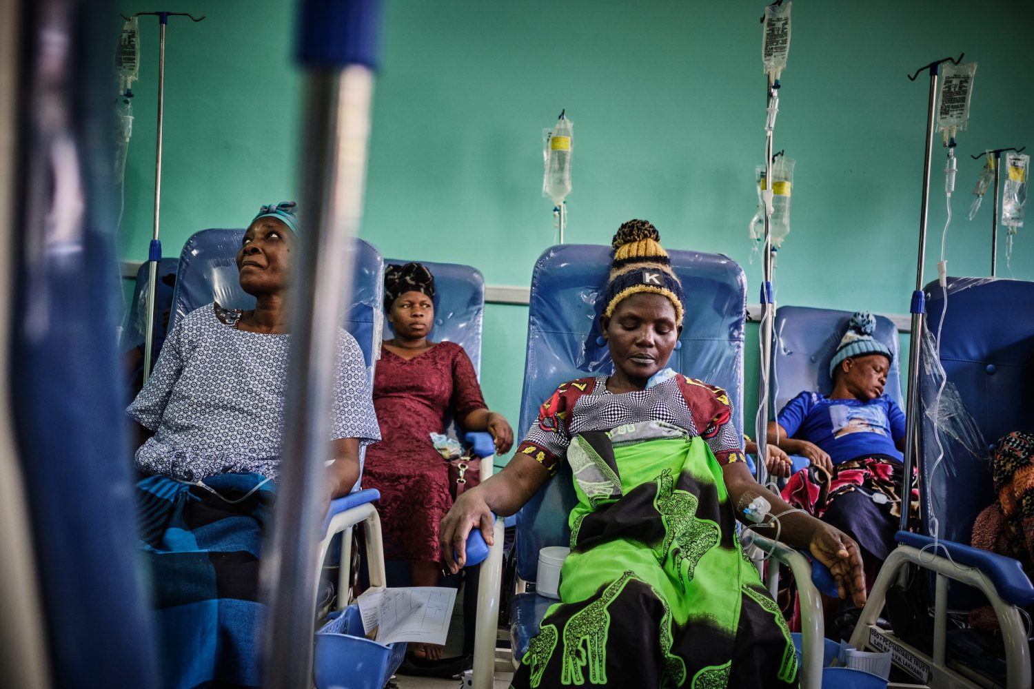 Imagen de archivo del 12 de diciembre de 2022: pacientes durante una sesión de quimioterapia en el Queen's Elizabeth Central Hospital, Malaui. Los cuidados paliativos son también una herramienta esencial para aliviar el dolor y el sufrimiento innecesario a causa de la enfermedad.DIEGO MENJIBAR.