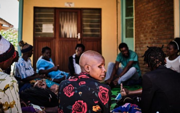 Mujer participa de nuestras charlas de apoyo sobre cáncer de cuello uterino en Malawi.