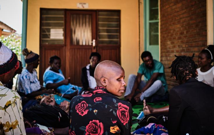 Mujer participa de nuestras charlas de apoyo sobre cáncer de cuello uterino en Malawi. Mujer participa de nuestras charlas de apoyo sobre cáncer de cuello uterino en Malawi.