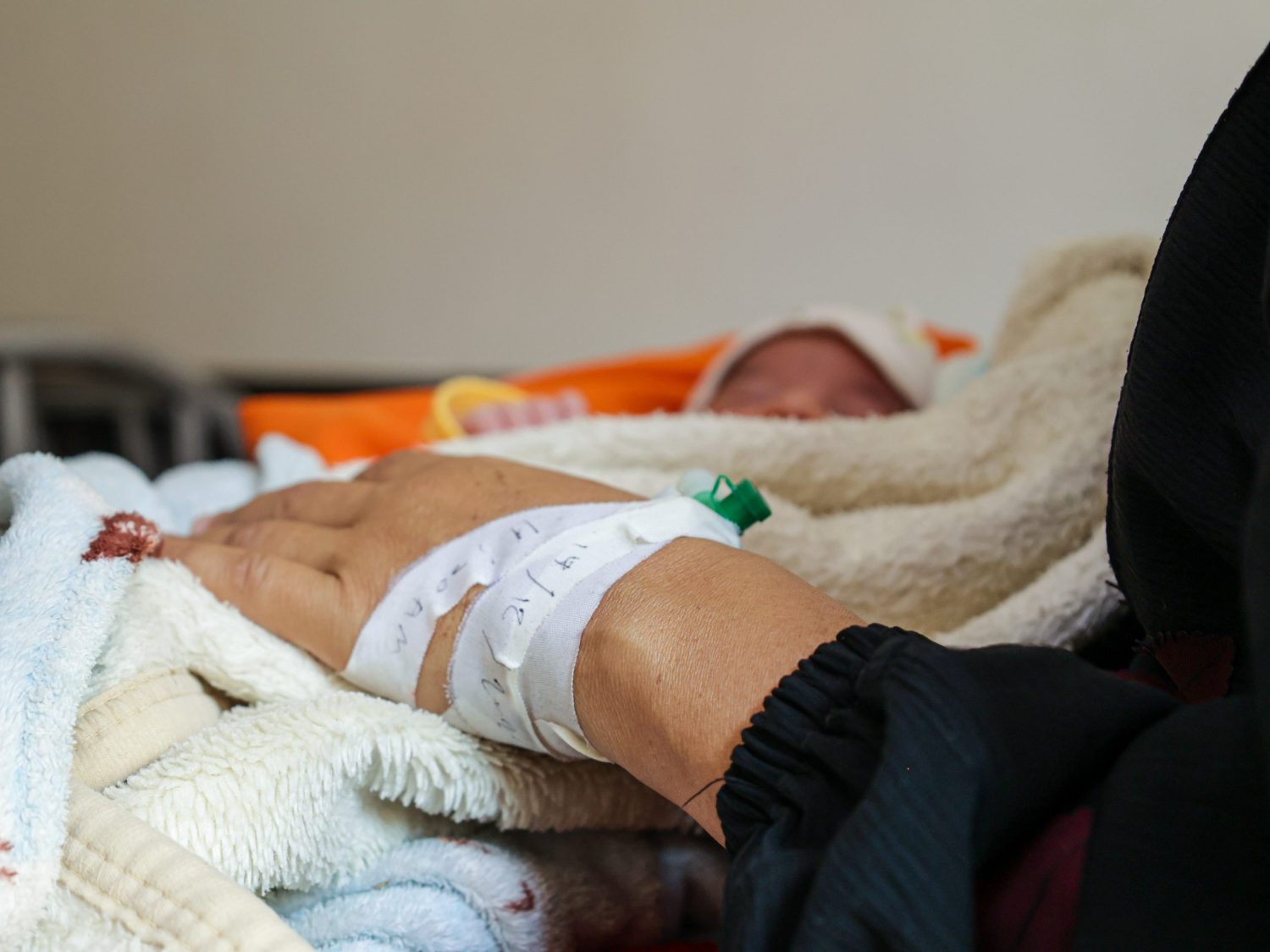 Madre sostiene a su hijo de un día, que nació por cesárea en el hospital Al-Jamhouri, en la ciudad de Taiz, YemenEvgenia Chorou/MSF.
