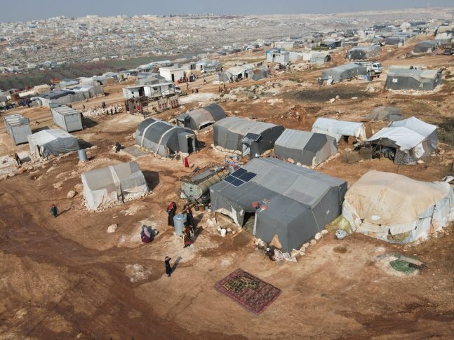 Vista de nuestra clínica móvil instalada en el campo de Al-Fuqara, en la zona de Al-Dana.
En la gobernación de Idlib, gestionamos cuatro clínicas móviles en centros de acogida que ofrecen consultas generales, vendajes, servicios de salud reproductiva y consultas de salud mental a las personas afectadas por los terremotos. Hasta el 13 de febrero, habíamos realizado 2.134 consultas.Abdul Majeed Al Qareh.