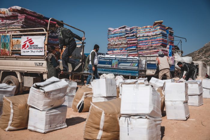 Imagen del 18 de febrero de 2023: distribuimos artículos de emergencia a un centro que acoge a familias desplazadas como consecuencia del terremoto en la ciudad de Salqin, al noroeste de Siria, en la frontera con Turquía.Omar Haj Kadour.