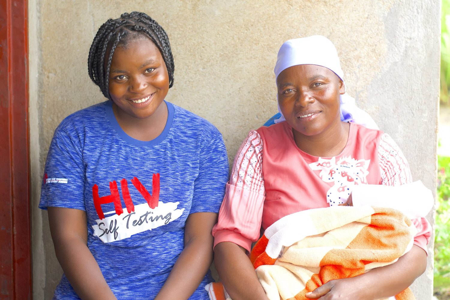 Marvellous Nzenza y su madre Jacqueline Nzenza a la derecha, está muy orgullosa de cómo su hija ha aprendido a cuidar de su bebé y a contribuir al Club de Madres Adolescentes como educadora entre igualesDorothy Meck/Afro Vision Trust.