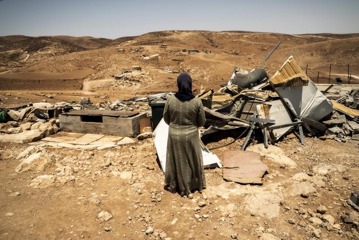 Mujer palestina observa los escombros de su hogar en Masafer Yatta, Palestina.